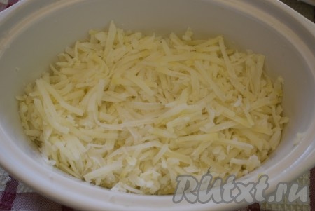 Очищенный картофель натереть на крупной тёрке.