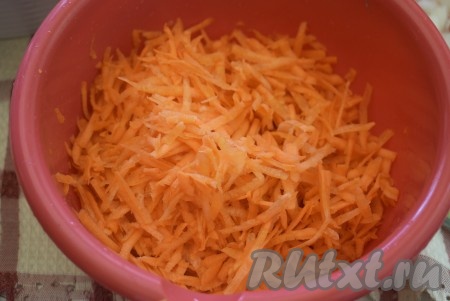 Морковь натереть на крупной терке.
