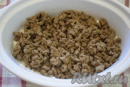 На картофель, смазанный майонезом, выложить прокрученную говяжью печень.
