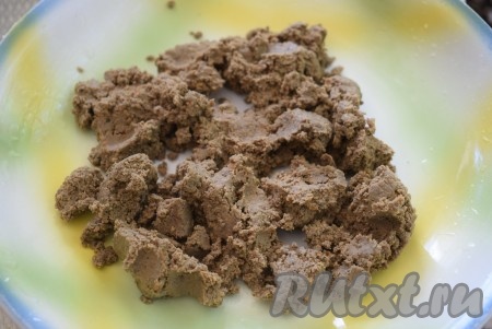 Отварить до готовности яйца и картофель (картошку можно сварить в мундире, а можно отварить и без кожуры - по вашему желанию), очистить и остудить. Говяжью печень вымыть, обсушить, срезать пленочки и нарезать на кусочки, посолить, поперчить и обжарить на растительном масле на слабом огне до готовности с двух сторон (это займёт минут 10, при прокалывании готовой печени должен выделяться прозрачный сок без примесей крови). Готовую говяжью печень 2 раза пропустить через мясорубку.