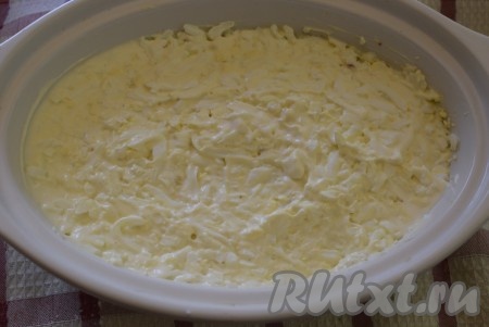 Натёртые яйца посолить и смазать 2 столовыми ложками майонеза.