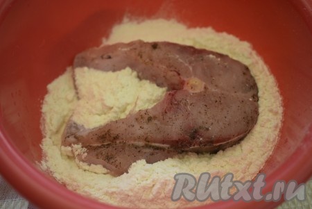 Насыпаем муку в глубокую миску и выкладываем кусочек рыбы.