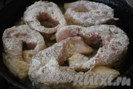 В разогретую сковороду наливаем растительное масло и выкладываем кусочки белого амура.
