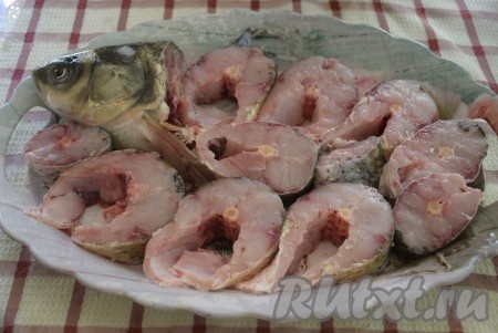 Отрезаем голову и хорошо промываем рыбу. Режем белого амура на порционные кусочки шириной 2 см (или как вы любите).
