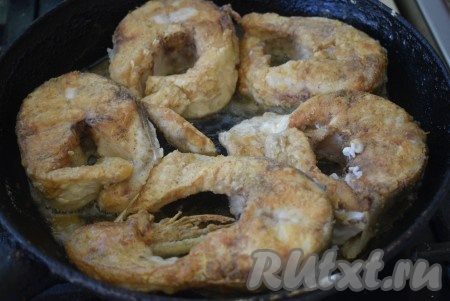 Жарим с одной стороны на среднем огне до румяной корочки (примерно, 10 минут), затем переворачиваем каждый кусочек и жарим с другой стороны до румяной корочки (примерно, 8 минут).
