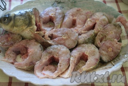 Солим и перчим кусочки с двух сторон и оставляем пропитаться на 15-20 минут. 