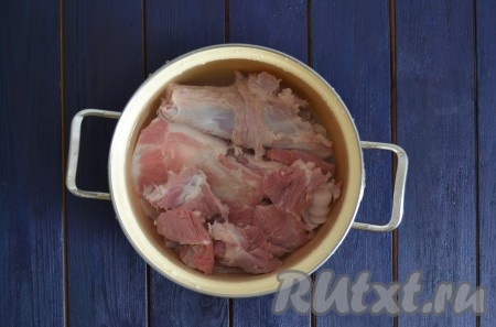 Тщательно вымыть мясо козлятины, в случае необходимости, разрубить косточки так, чтобы они поместились в кастрюлю, а затем полностью залить холодной водой и оставить минимум на 1 час.
