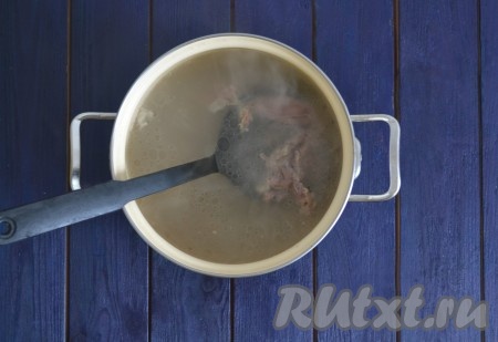 Когда мясо сварится, аккуратно его вынуть и снять с кости. Бульон процедить через мелкое сито, вернуть в него мясо, довести снова до кипения. Вареные морковка и лук нам больше не понадобятся.