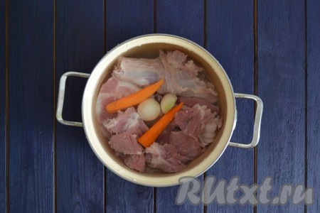 Слить воду, в которой вымачивалось мясо. В кастрюлю с козлятиной влить 3 литра чистой холодной воды. Очистить лук и морковь. Выложить в кастрюлю с мясом 1-2 луковицы и 0,5-1 морковь, отправить на огонь. Довести до кипения, снизить огонь к минимуму и продолжить варить до готовности мяса. Если козлятина молодая, на это понадобится 1 час, в ином случае время варки придется увеличить до 1,5-2 часов.
