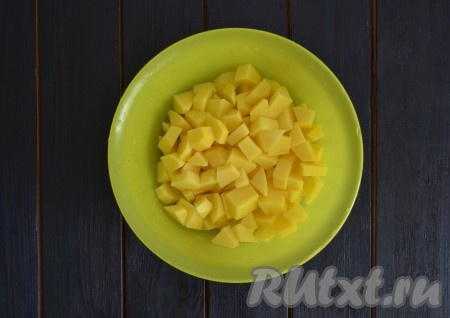 Картофель очистить и нарезать небольшим кубиком или соломкой. 