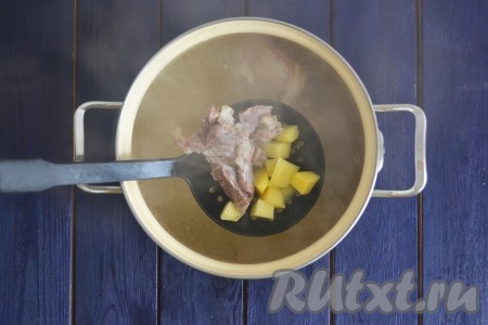 Выложить картофель в кастрюлю с бульоном, довести до кипения, огонь уменьшить.