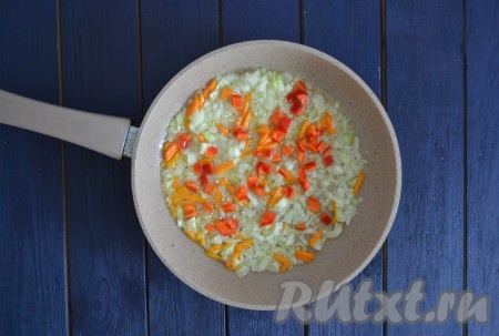 Сладкий перец, очищенный от семян, и оставшиеся не вареные морковку и лук нарезать мелкими кубиками, обжарить до мягкости на растительном масле, иногда перемешивая. Выложить овощи, соль и&nbsp;черный молотый перец в кастрюлю с супом из козлятины за 5 минут до окончания приготовления.