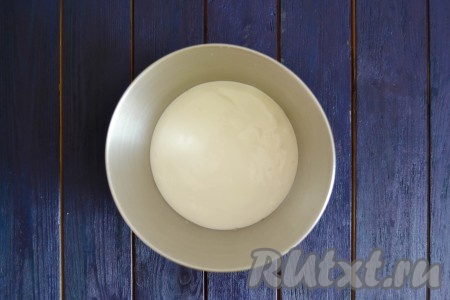 Не снимая кастрюлю с водяной бани, начать взбивать массу миксером на высокой скорости. Масса должна побелеть, стать пышной и достаточно густой (на это уйдет 3-4 минуты). Снять с огня и выложить массу в охлажденную чашу миксера (перед приготовлением крема я её поместила в морозильную камеру) или поставить кастрюльку в большую миску с холодной водой и продолжить взбивать.
