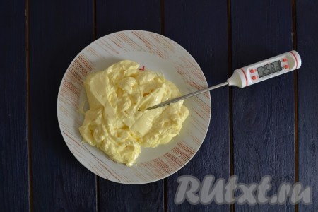 Не останавливая миксер, нужно добавлять в белковую массу по 1 чайной ложке (Не больше!) сливочного масла. Оно обязательно должно быть растаявшим и его температура не должна быть ниже 25 градусов.
