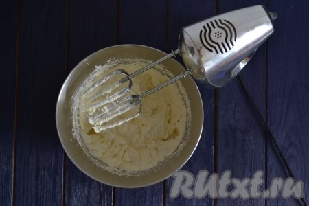 Сначала масса станет немного жидкой - не бойтесь, продолжайте работу. Когда уйдет последний кусочек масла, продолжите взбивать еще в течение 1 минуты. Белково-масляный крем станет густым, нежным, однородным и шелковистым.
