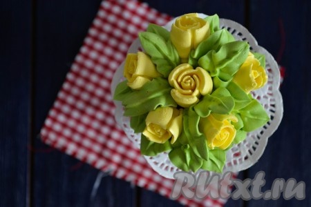 К&nbsp;белково-масляному крему можно добавить красители, ванилин, шоколад и только потом приступать к украшению или выравниванию тортов. Нежный и, в тоже время, послушный, устойчивый крем прекрасно подходит и для украшения&nbsp;капкейков, маффинов и кексов.