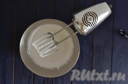 Продолжить взбивать белковую массу до полного охлаждения (это займет 5-7 минут). Прерывать работу миксера не нужно. Масса получится пышной и густой.
