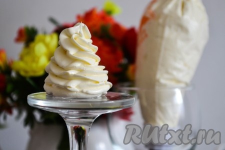 Крем готов к использованию. Его можно выложить в кондитерский мешок и приступить к декорированию изделий.&nbsp;
