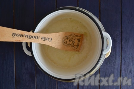 Установить кастрюлю с сахаром и белками на водяную баню. Важно, чтобы верхняя кастрюлька не касалась воды. Включить огонь ниже среднего и, при постоянном помешивании, довести массу до 60 градусов. Здесь лучше, конечно же, использовать кулинарный термометр. Но можно обойтись и без него, попробовав пальцем, - яичная масса будет терпимо горячей, совсем не будет чувствоваться сахар, а цвет содержимого немного потускнеет.