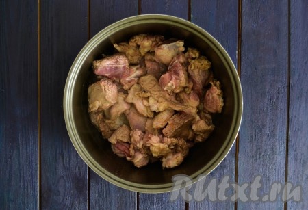 Мультиварку включить на функцию "Жарка", через минуту выложить жирненькие кусочки козлятины. Через 3-4 минуты, когда жирок растопится, выложить остальное мясо. Если мясо не жирное, то в чашу влить 1-2 столовые ложки растительного масла.