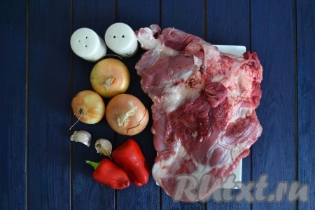 Приготовить необходимые ингредиенты. Чтобы готовое блюдо не имело специфического запаха, козлятину, перед приготовлением в мультиварке, необходимо полностью залить холодной водой минимум на 1 час. Затем воду нужно слить.