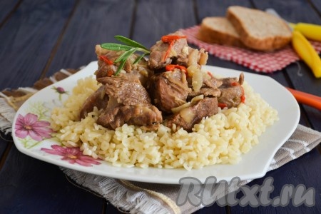 Вкуснейшее мясо козлятины, приготовленное в мультиварке, великолепно сочетается с картофельным пюре, макаронными изделиями и свежими овощами.
