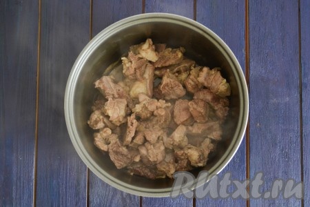 Сразу мясо пустит много сока, сливать его не нужно. Периодически помешивая, дождаться полного испарения жидкости. Крышку мультиварки при этом не закрывать.
