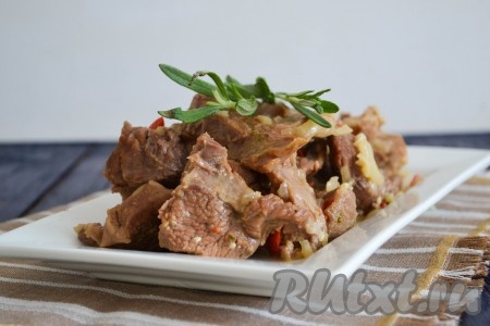 Сочную, нежную и ароматную козлятину, приготовленную в мультиварке, подать на стол в горячем виде.
