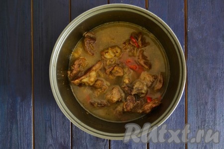 Влить воду, по необходимости, всыпать соль и включить функцию мультиварки "Тушение" на 1 час, крышку закрыть. Если козлятина молодая - этого времени будет достаточно, чтобы мясо стало нежным и мягким (если мясо не молодое - время тушения необходимо увеличить до 1,5-2 часов).
