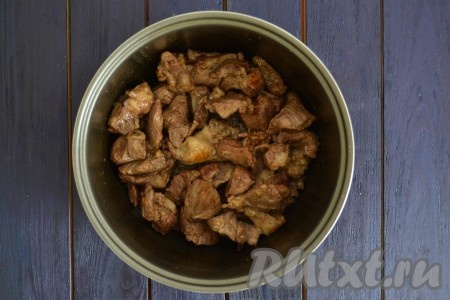 Продолжая помешивать, обжарить до румяности. 