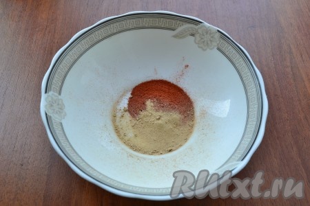 В глубокую миску всыпать паприку, добавить чесночный порошок.