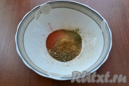Также всыпать смесь перцев.
