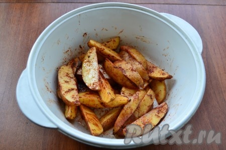 Влить растительное масло и хорошо картофель перемешать. Влить немного кипятка.