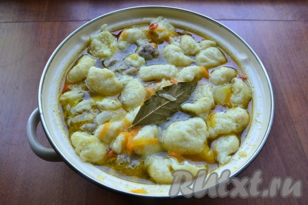 Далее суп аккуратно перемешать, добавить лавровый лист и измельченный чеснок, варить суп на слабом огне до всплытия клецок (4-5 минут).&nbsp;
