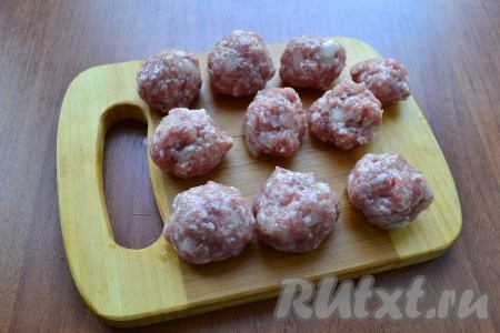 Тщательно фарш перемешать и руками сформировать небольшие шарики - фрикадельки.
