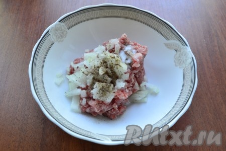 К фаршу добавить половину очищенного мелко нарезанного репчатого лука, посолить и поперчить.
