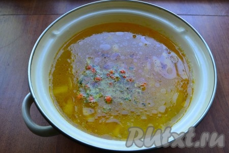 Всыпать в суп приправу для супа.