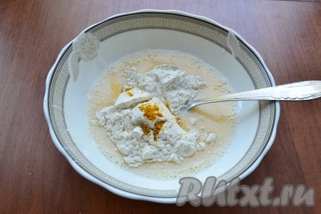 Хорошенько все расколотить вилкой, всыпать муку и добавить щепотку куркумы или порошка карри, тщательно перемешать.
