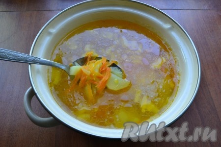 Обжарить овощи, помешивая, до мягкости и выложить их в кастрюлю, когда картофель будет готов.
