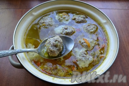 Затем выложить в кастрюлю фрикадельки и варить суп с момента закипания 10 минут на небольшом огне.
