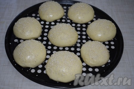 Сверху присыпать булочки кунжутом.