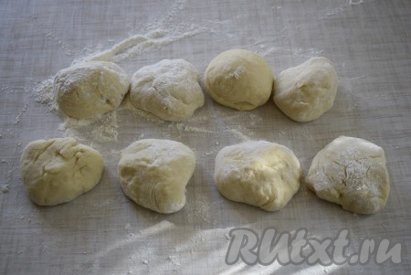 Скатать из кусочков шарики.
