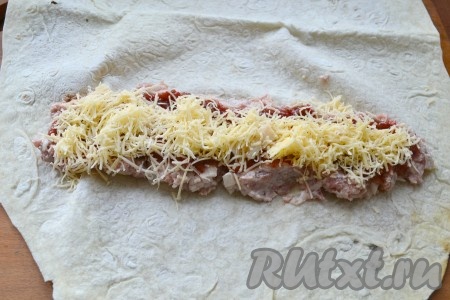 Посыпать все натертым на средней или мелкой терке твердым сыром.