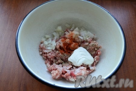 Также добавить сметану, соль, перец и паприку, хорошенько фарш перемешать.
