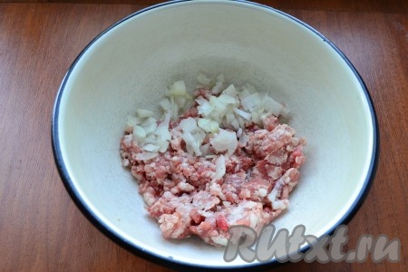 К фаршу добавить очищенный и мелко нарезанный репчатый лук.