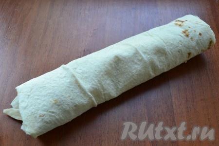 Плотненько свернуть лаваш с фаршем рулетом.
