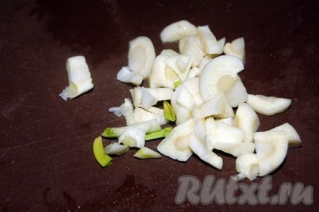 Для приготовления соуса нарезать чеснок.