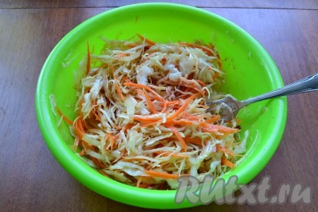Капусту тщательно перемешать и оставить в прохладном месте на 10 минут.