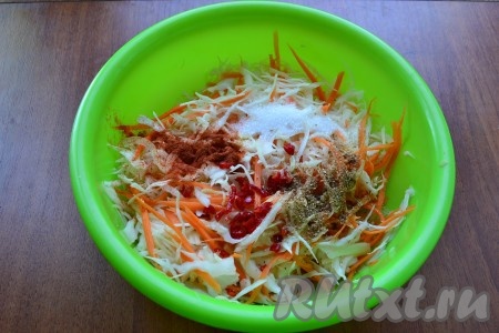 Далее всыпать к капусте сахар и соль, влить уксус и растительное масло, добавить кориандр, паприку и измельченный перец чили.
