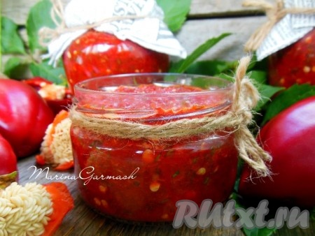 Используйте заправку зимой по мере необходимости. Для приготовления борща или томатной подливы я беру 1-2 столовые ложки заправки из болгарского перца и добавляю в зажарку вместе с томатом, но не забывайте о том, что заправка соленая. А вот в суп я добавляю такую заправку в конце приготовления. Выход готового продукта - 1,5 литра вкусной, ароматной заправки из болгарского перца.
